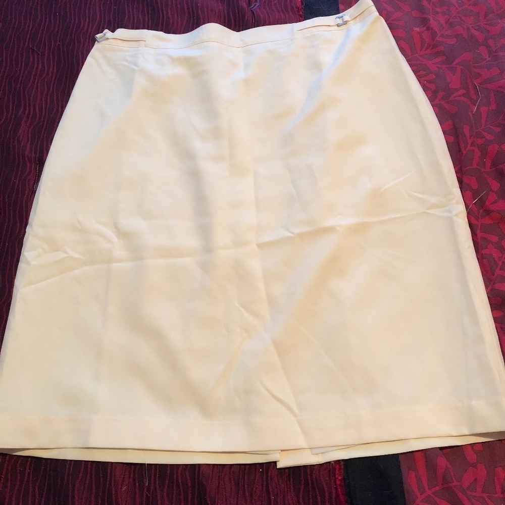 Tradition size 18 pale yellow skirt, back elastic, embellishments on front - new